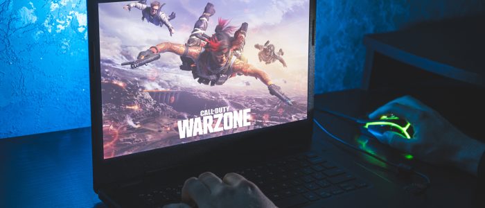 Gamer zockt Call of Duty Warzone auf seinem Notebook