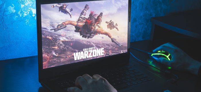 Gamer zockt Call of Duty Warzone auf seinem Notebook