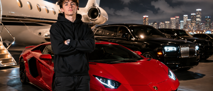 Symbolbild eines jungen Mannes vor einem roten Lamborghini und einem Privatjet. Das Bild illustriert den Fall eines kanadischen Teenagers, der durch einen mutmaßlichen Krypto-Betrug Kryptowährungen im Wert von 13 Millionen US-Dollar erbeutet haben soll.
