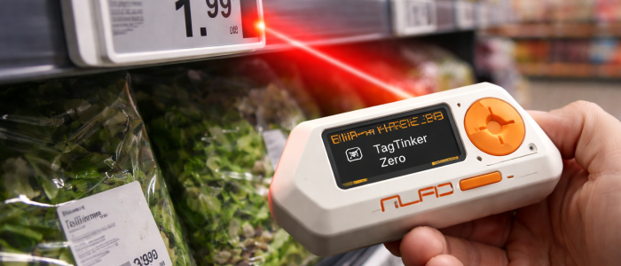 Flipper Zero mit TagTinker im Einsatz: Digitale Preisschilder lassen sich per Infrarot gezielt ansprechen.