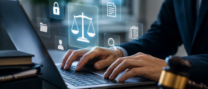 Person arbeitet an einem Laptop, umgeben von digitalen Symbolen für Datenschutz und Rechtsprechung, als Symbolbild für das EuGH-Urteil zur Verwertung rechtswidrig erlangter Beweise trotz DSGVO.