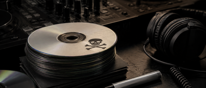 Stapel gebrannter CDs neben DJ-Equipment und Filzstift als Symbolbild für illegale CD-Remixe und Musikpiraterie