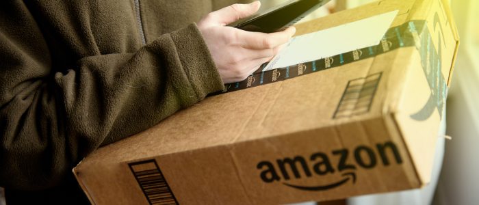 Ein Päckchen von Amazon wird zugestellt