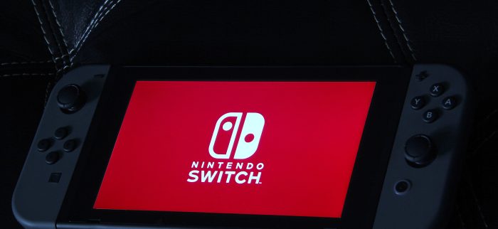 Nintendo Switch-Konsole auf Textur und Decke aus Leder