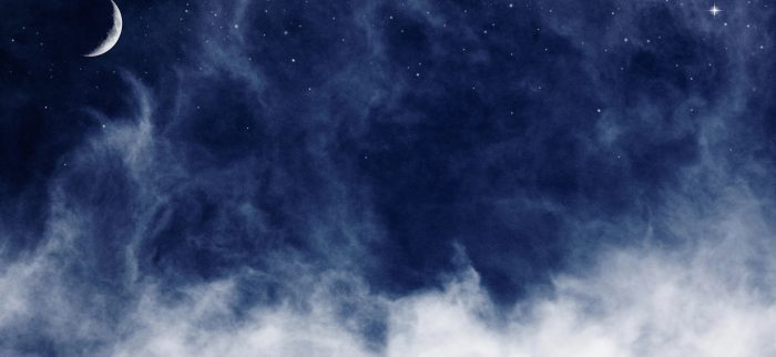 Sich auflösender Nebel mit Mond und Nachthimmel im Hintergrund