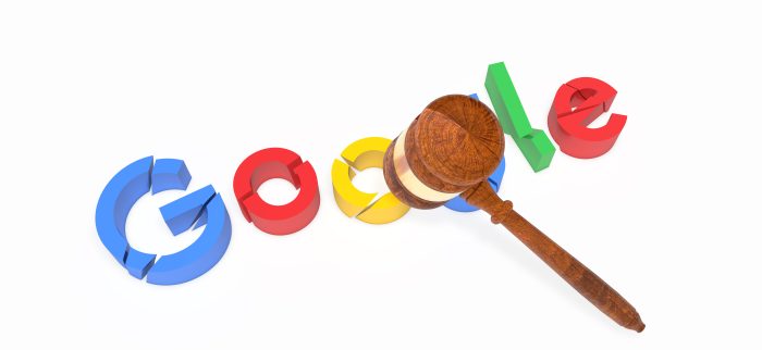 Google Schriftzug wird vom Hammer des Gesetzes getroffen