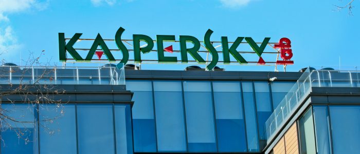 Das Logo von Kaspersky Lab am Gebäude des Firmensitzes