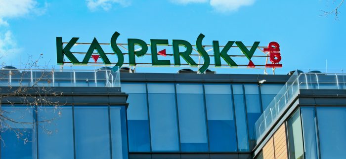 Das Logo von Kaspersky Lab am Gebäude des Firmensitzes