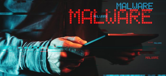 Ein Adware Apps Symbolbild zeigt eine Person mit einem Tablet