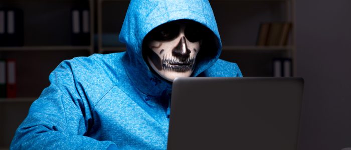 Ein Hacker mit gruseliger Maske betreibt Spionage im Internet (Symbolbild)