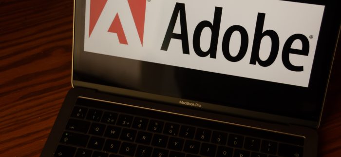 Adobe-Logo auf einem Laptop-Bildschirm