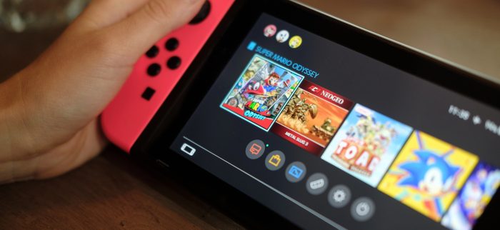 Eine Hand hält eine Nintendo-Switch