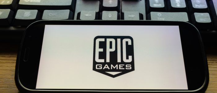 Mobiltelefon vor einer Tastatur mit dem Bildschirmlogo der Firma Epic Games