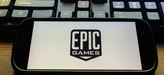 Mobiltelefon vor einer Tastatur mit dem Bildschirmlogo der Firma Epic Games