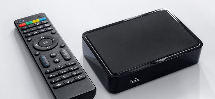 IPTV-Box und Fernbedienung