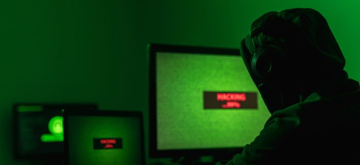 Ein Anonymer Hacker führt Malware aus