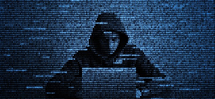 Ein Hacker mit einem Laptop. (Cyber-Angriff auf SPD-Symbolbild).