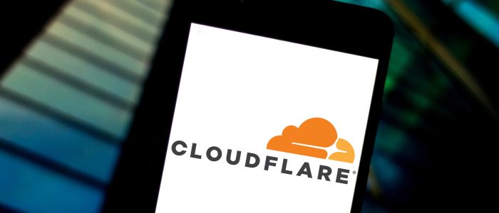 Das Cloudflare-Logo auf einem Smartphone