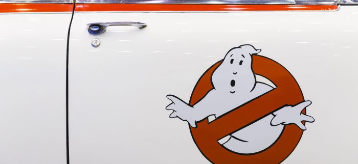 Das Logo der Ghostbusters auf einem Auto