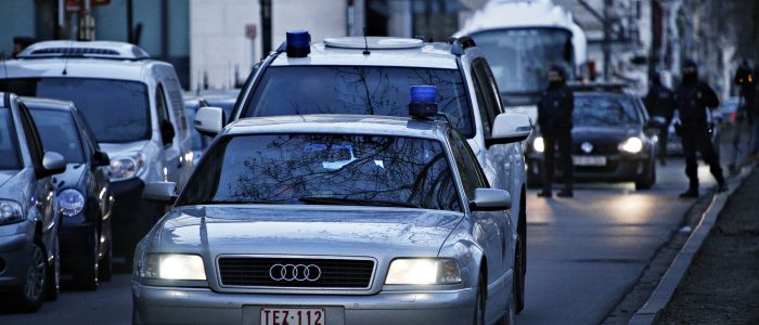 Zivile Polizeifahrzeuge und Einsatzkräfte auf einer Straße