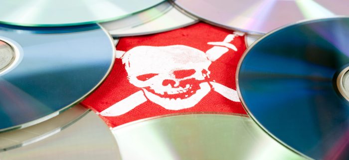 CDs liegen auf einer roten Piratenfahne