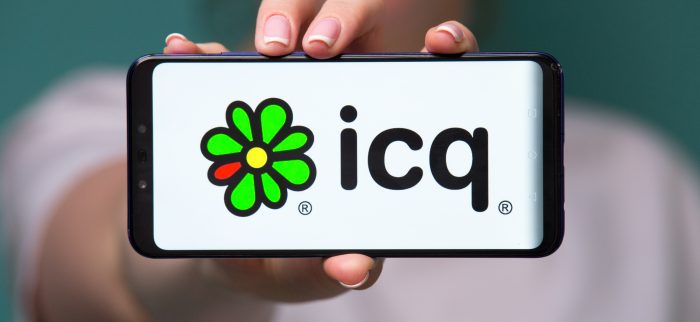 Logo des Messengers ICQ auf einem Smartphone