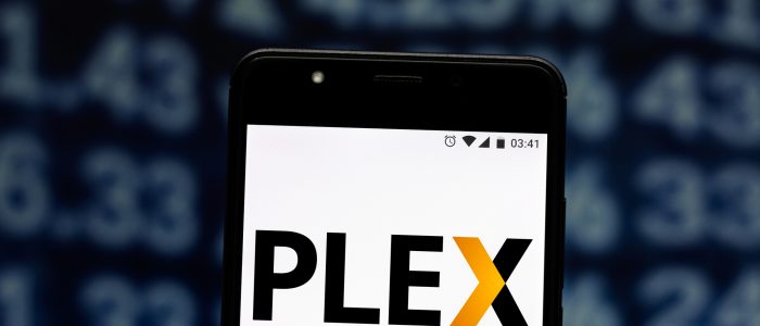 Das Logo von Plex auf einem Smartphone