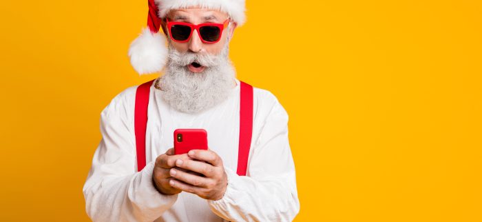 Weihnachtsmann mit Smartphone