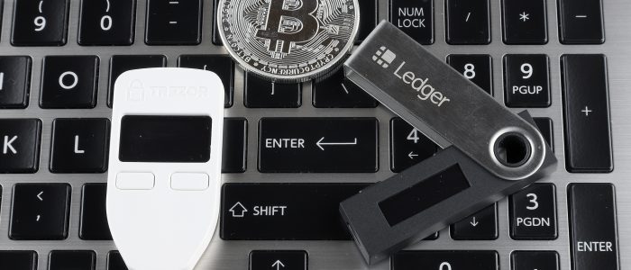 Ledger Live-App und Hardware-Wallet (Symbolbild)