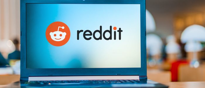 Ein Laptop mit dem Logo von Reddit