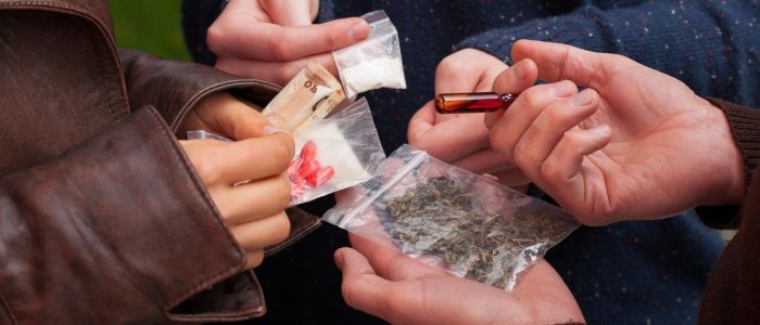 Drogendealer verkauft Pillen, Marihuana und Kokain