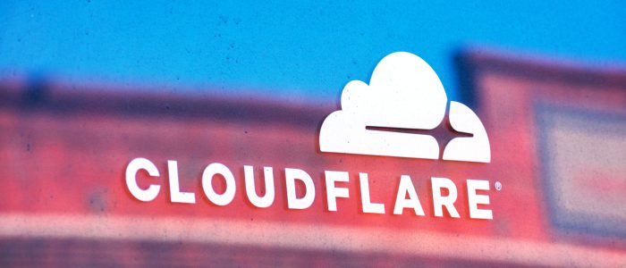 Das Cloudflare Logo an einem Gebäude