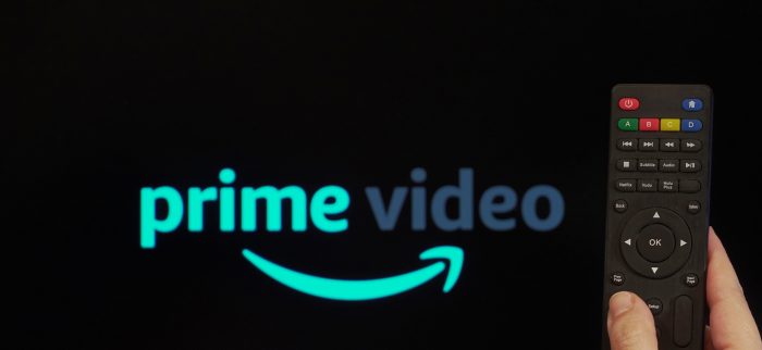 Das Logo von Amazon Prime Video und eine Fernbedienung