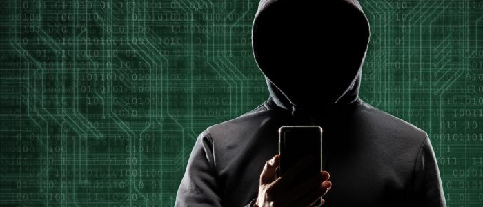 Hacker mit Smartphone vor digitalem Hintergrund mit Binärcode