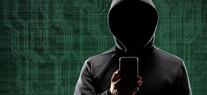 Hacker mit Smartphone vor digitalem Hintergrund mit Binärcode