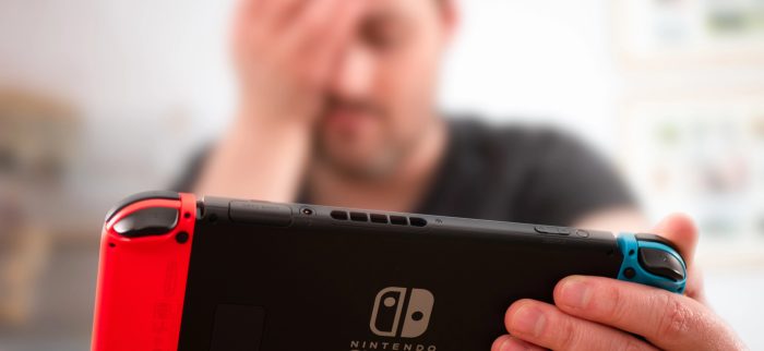 Nintendo Switch-Spieler mit Hand an Kopf