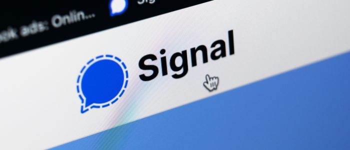 Das Signal-Messenger Logo auf einem Bildschirm