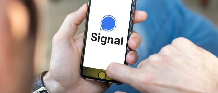 Ein Smartphone zeigt das Logo der Signal-Messenger App