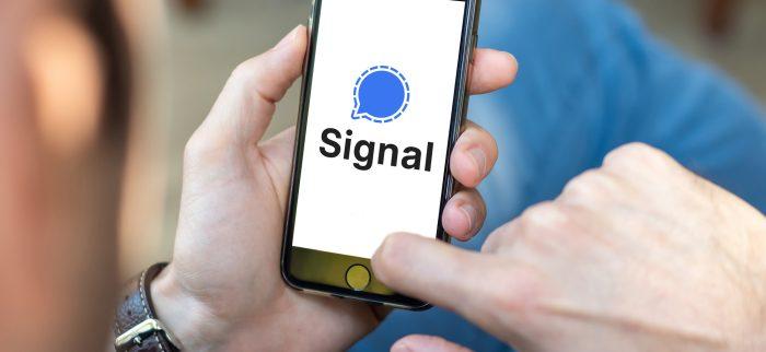 Ein Smartphone zeigt das Logo der Signal-Messenger App
