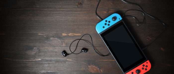 Eine Nintendo Switch Konsole liegt auf einem Tisch