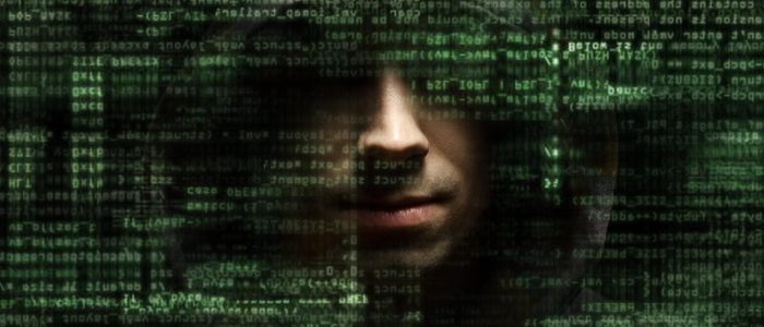 Ein Hacker mit Kaputze und Binärcode