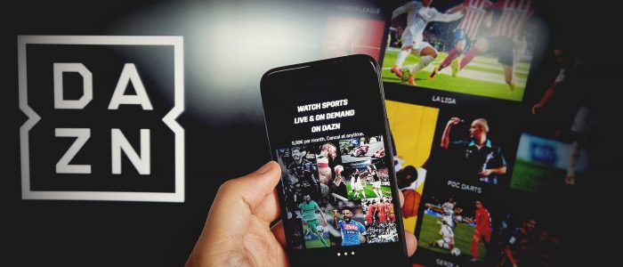 DAZN-App auf einem Handy und DAZN auf einem Computerbildschirm