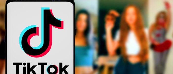 Smartphone mit TikTok-Logo