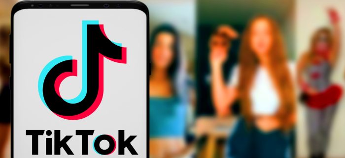 Smartphone mit TikTok-Logo