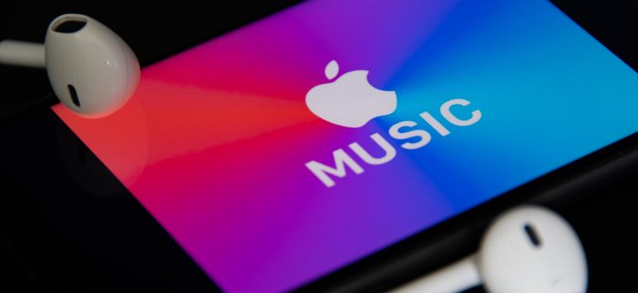 Nahaufnahme des Apple Music-Logos auf dem Display eines Smartphones
