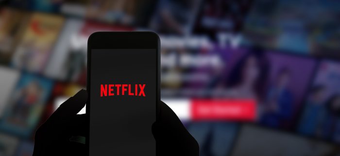 Logo und Website von Netflix auf dem Display eines Mobiltelefons