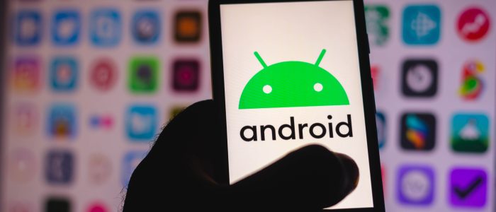 Das Android-Logo auf einem Smartphone