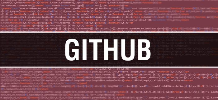 Der Schriftzug "GitHub", im Hintergrund ist Programmcode zu sehen