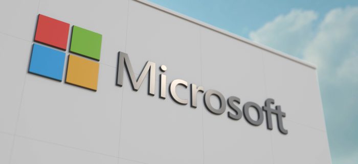 Das Logo von Microsoft an einer Mauer