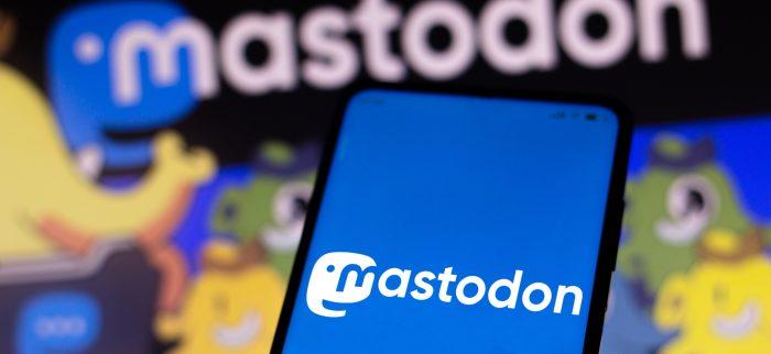 Ein Smartphone mit dem Mastodon-Logo auf dem Bildschirm